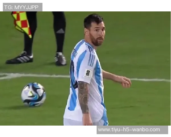 梅西在补时阶段单刀突袭被迅速回追的防守球员成功破坏