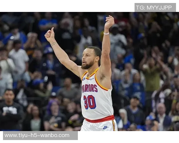 库里再现神奇表现让人惊叹这下真的是不得不为他喝彩了 库里再现神奇表现让人惊叹这下真的是不得不为他喝彩了